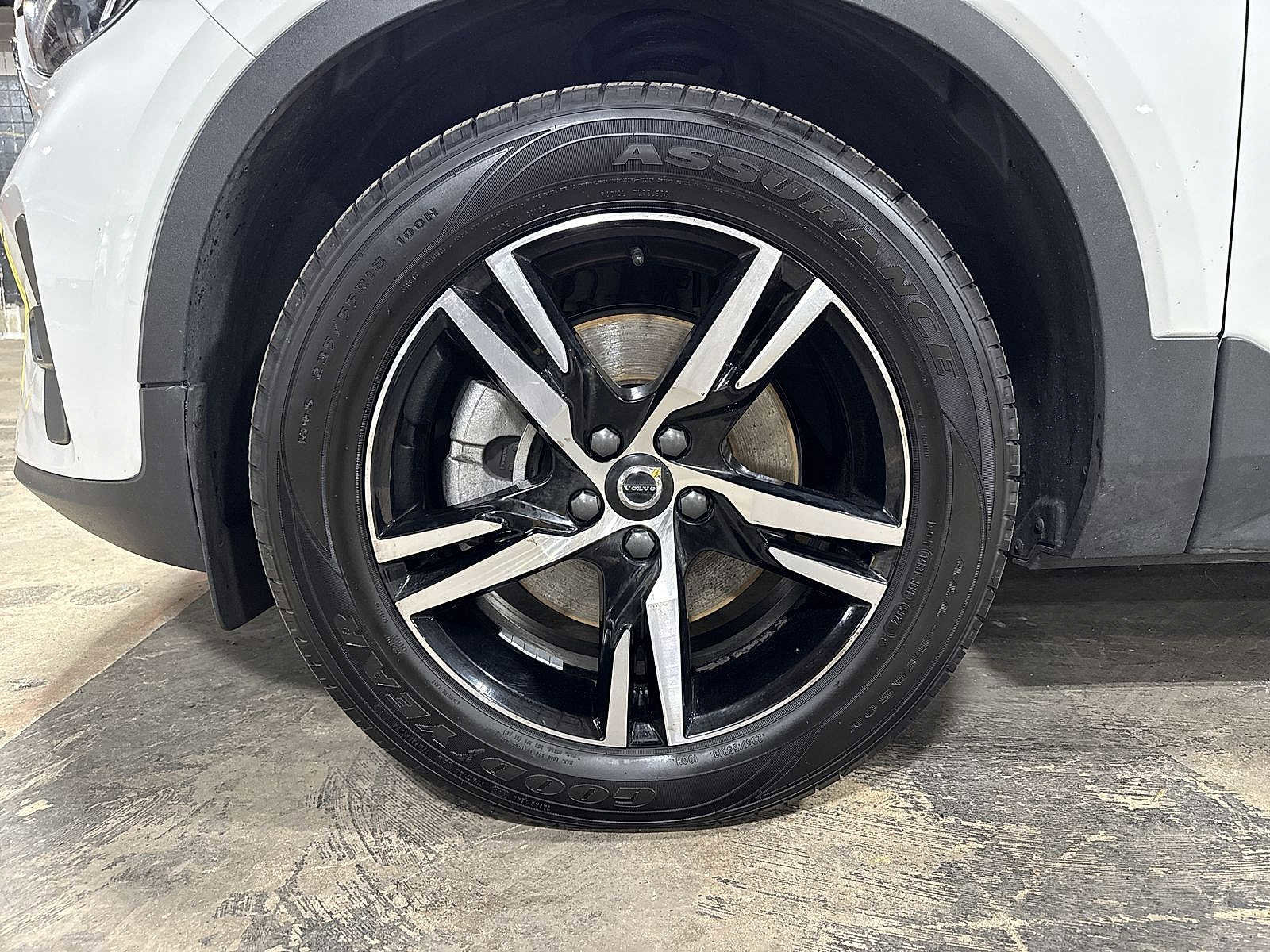 Used 2023 Volvo XC40 B5 Plus image 10