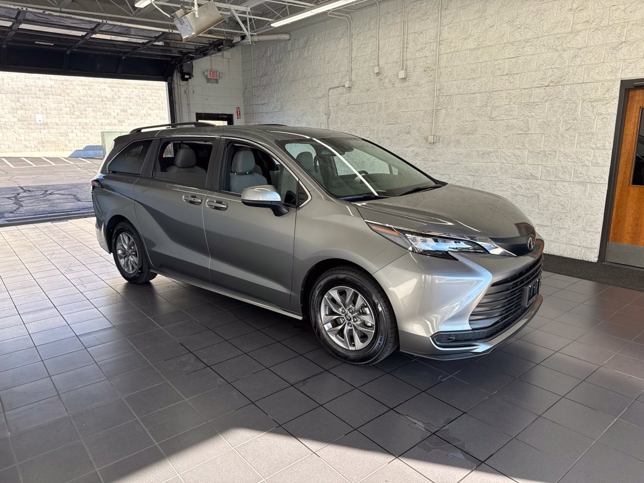 Certified 2026 Toyota Sienna LE AWD/4WD image 1