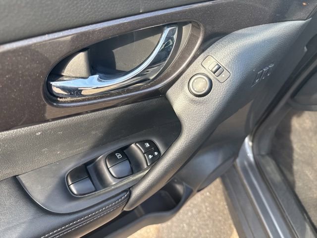 Used 2019 Nissan Rogue SV w/ Sun & Sound Touring Package AWD/4WD image 18