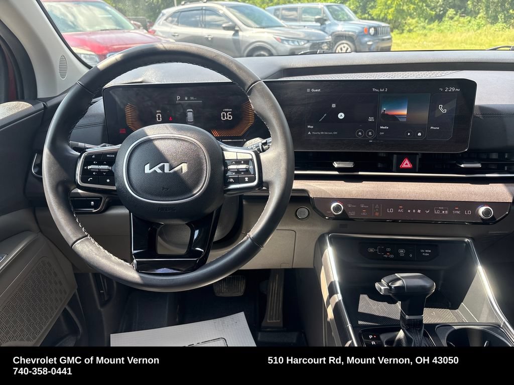 Used 2025 Kia Carnival EX FWD image 16