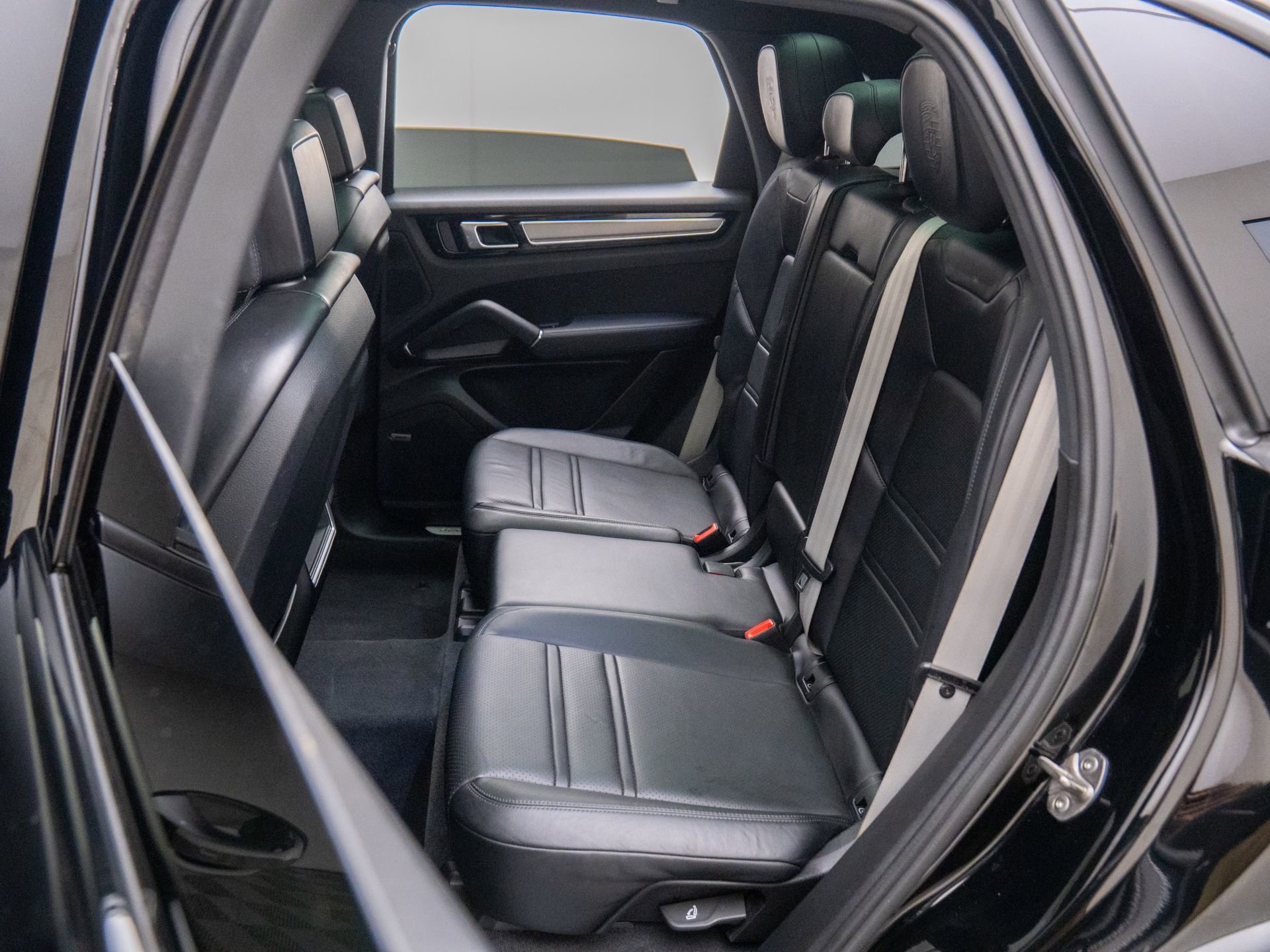 Certified 2023 Porsche Cayenne Platinum Edition image 17