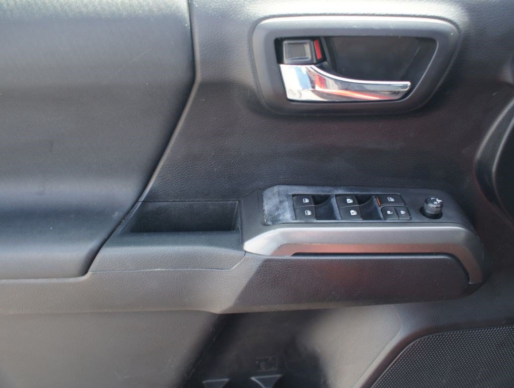 Used 2020 Toyota Tacoma TRD Off-Road AWD/4WD image 27