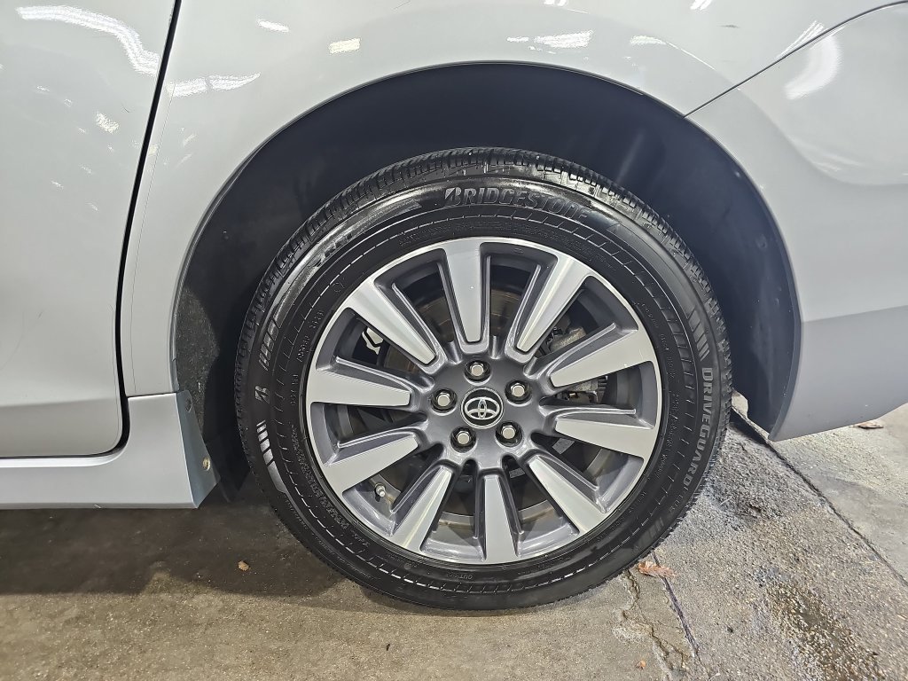 Used 2018 Toyota Sienna XLE Premium AWD/4WD image 40