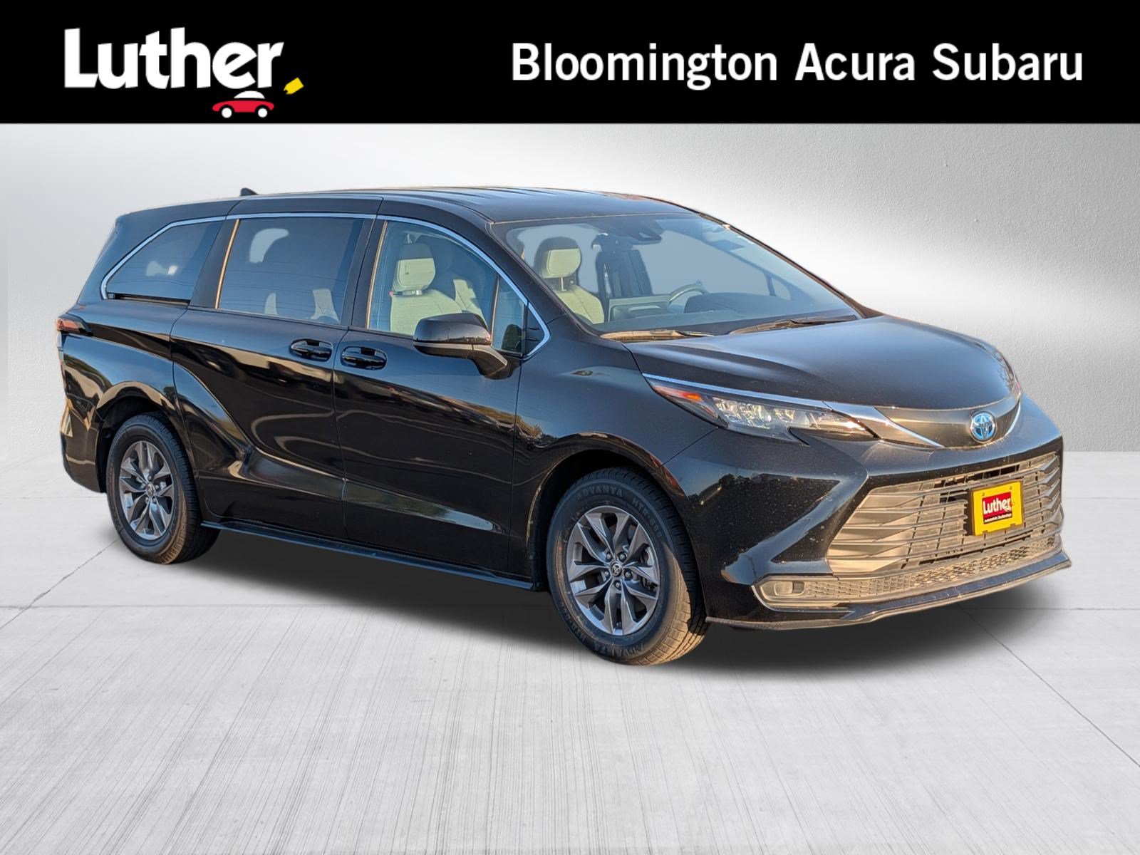 Used 2025 Toyota Sienna LE FWD image 1