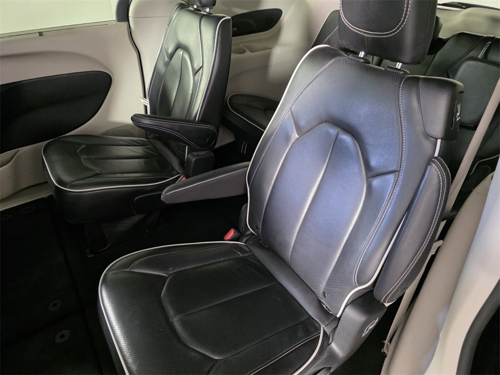 Used 2023 Chrysler Pacifica Limited image 16