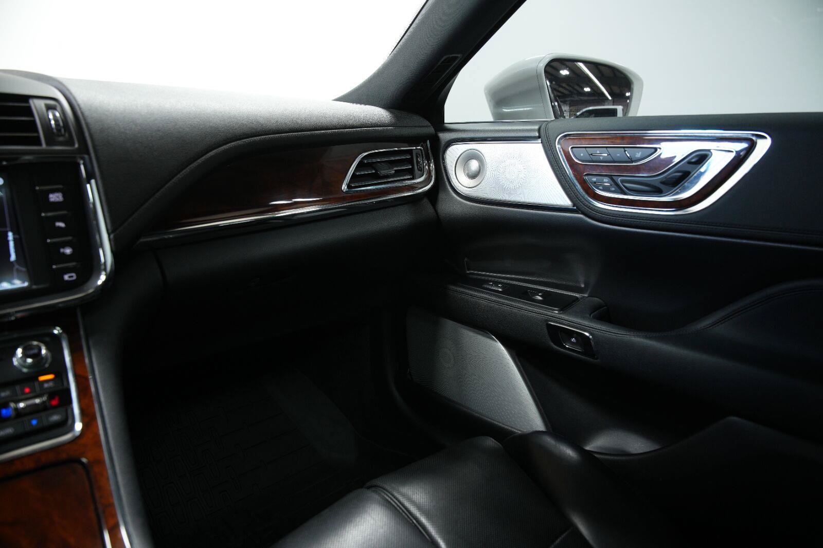 Used 2019 Lincoln Continental Reserve AWD/4WD image 53