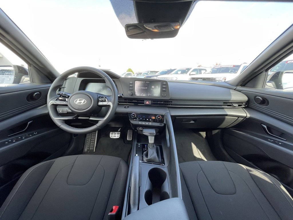 Used 2025 Hyundai Elantra Sport image 27