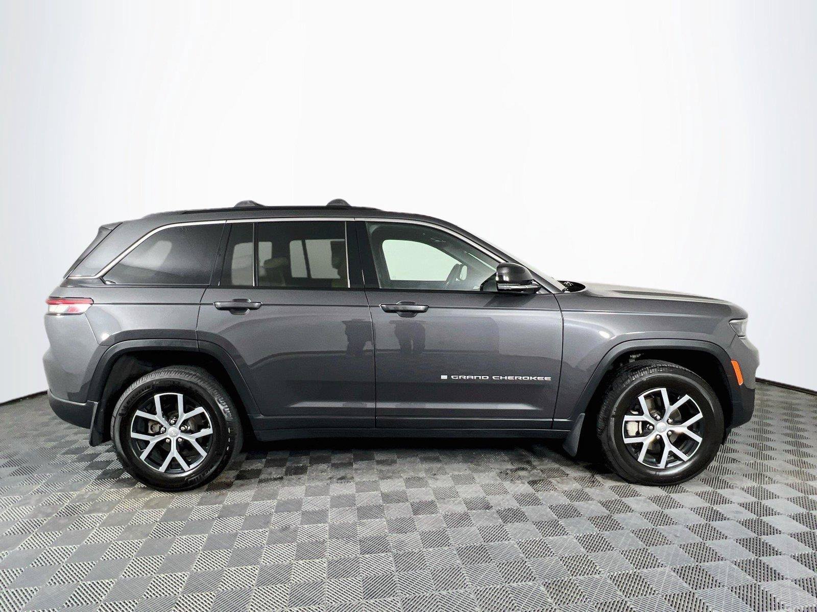 Used 2025 Jeep Grand Cherokee Limited AWD/4WD image 7