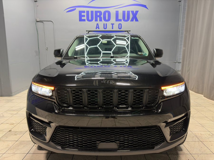 Used 2023 Jeep Grand Cherokee Limited w/ Black Appearance Package AWD/4WD image 3