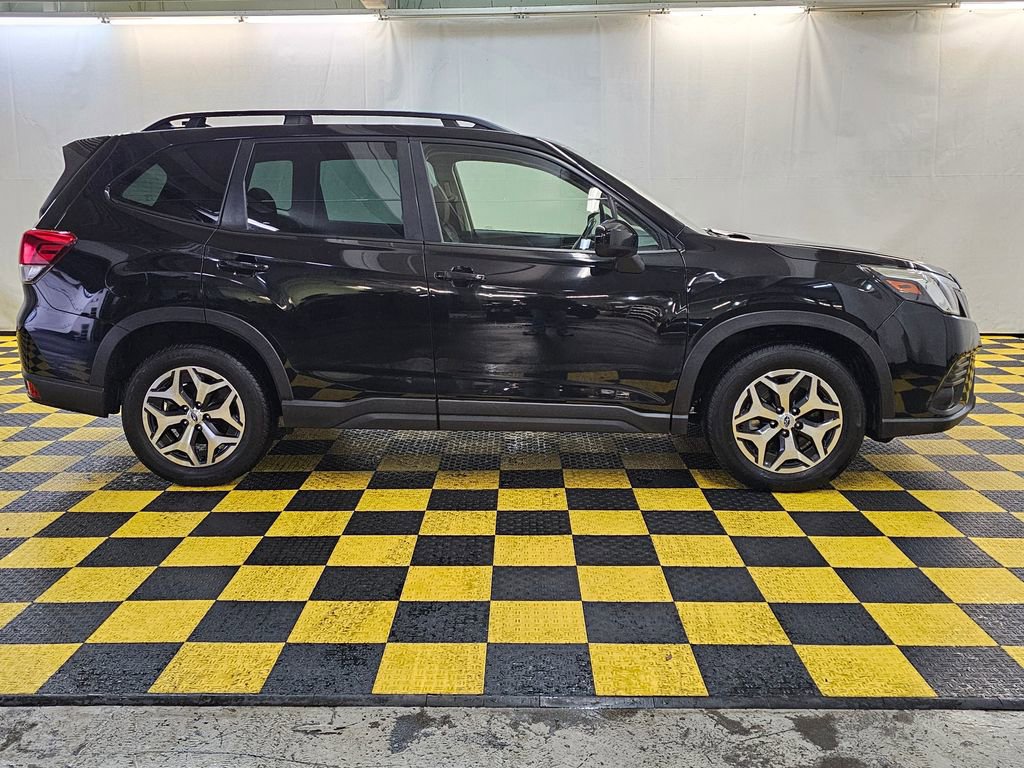 Used 2022 Subaru Forester Premium image 2