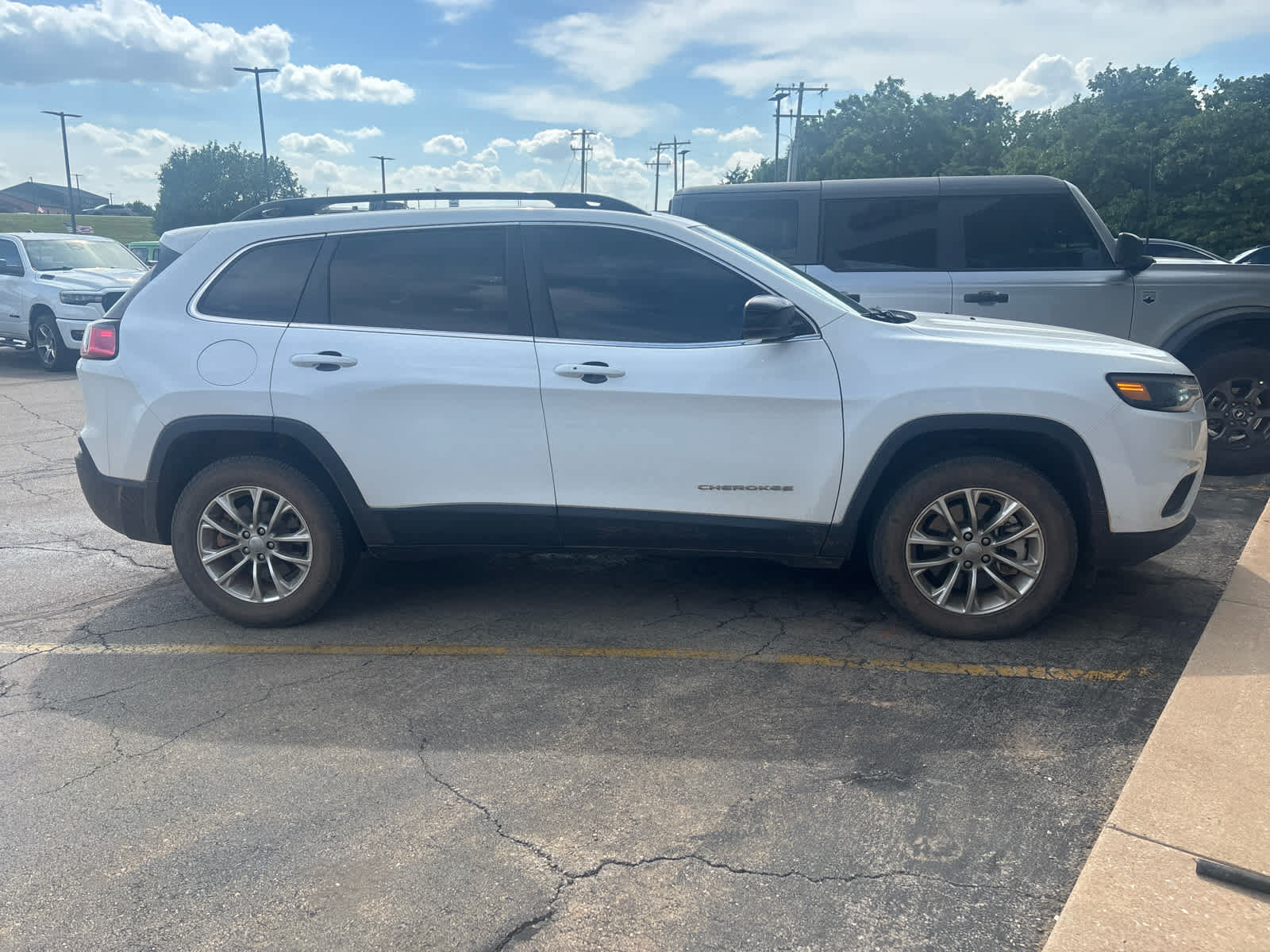 Used 2022 Jeep Cherokee Latitude Lux AWD/4WD image 3