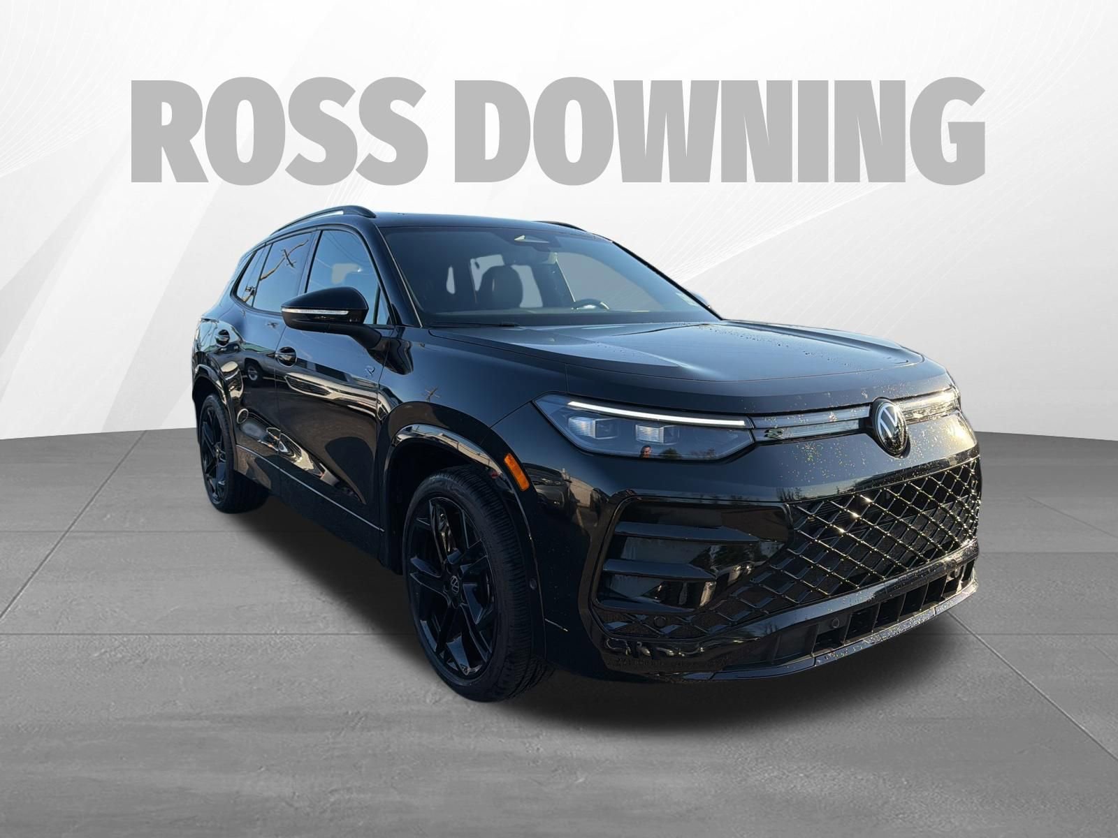 Used 2025 Volkswagen Tiguan SE R-Line image 3