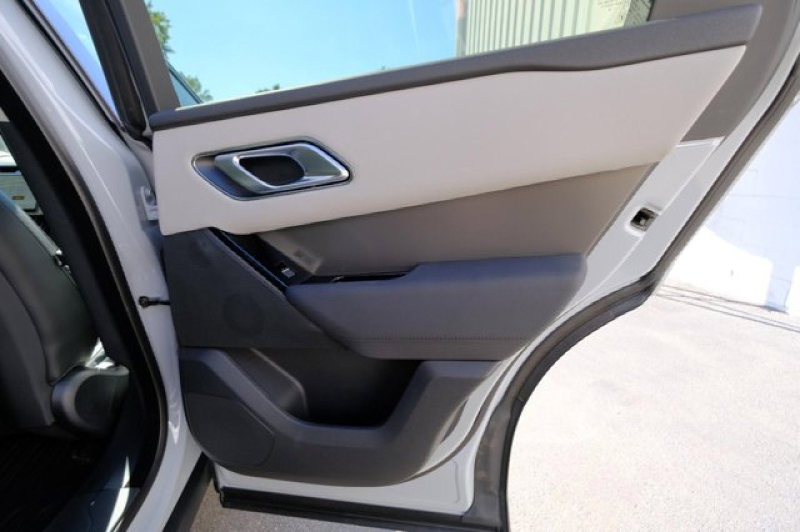 New 2025 Land Rover Range Rover Velar Dynamic SE image 16