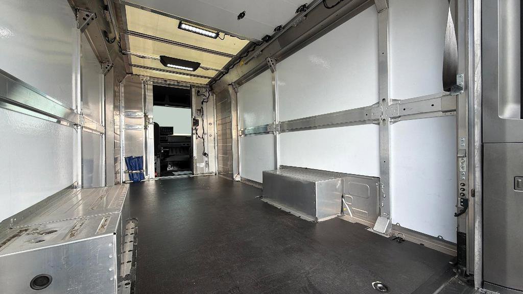 Used 2024 Chevrolet Brightdrop 600 w/ Commercial Equipment Package AWD/4WD image 27