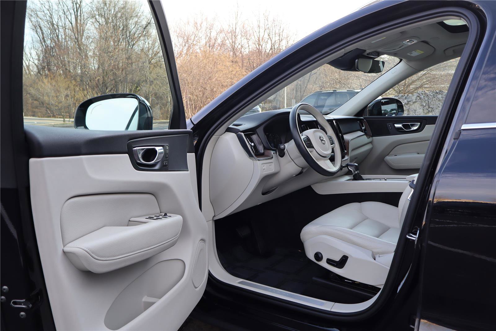 Used 2021 Volvo XC60 T5 Momentum w/ Premium Package image 11