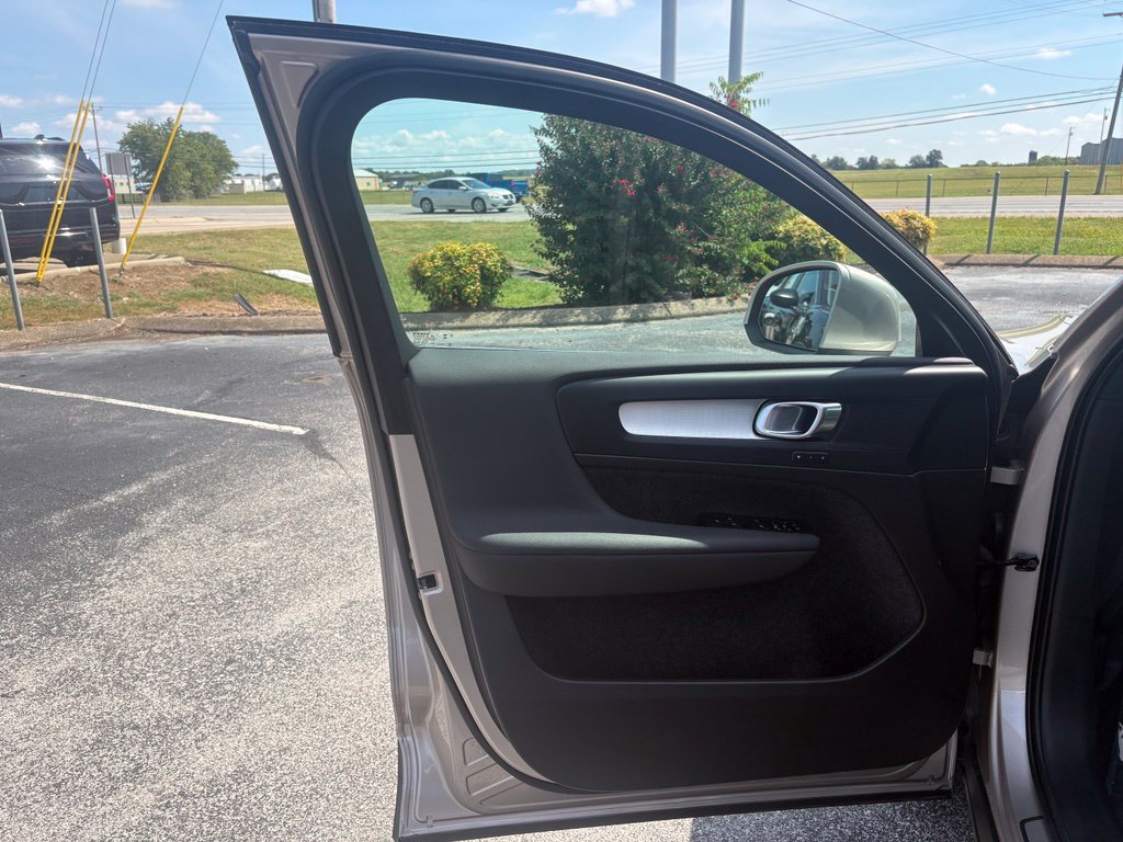 Used 2024 Volvo XC40 B5 Core AWD/4WD image 16