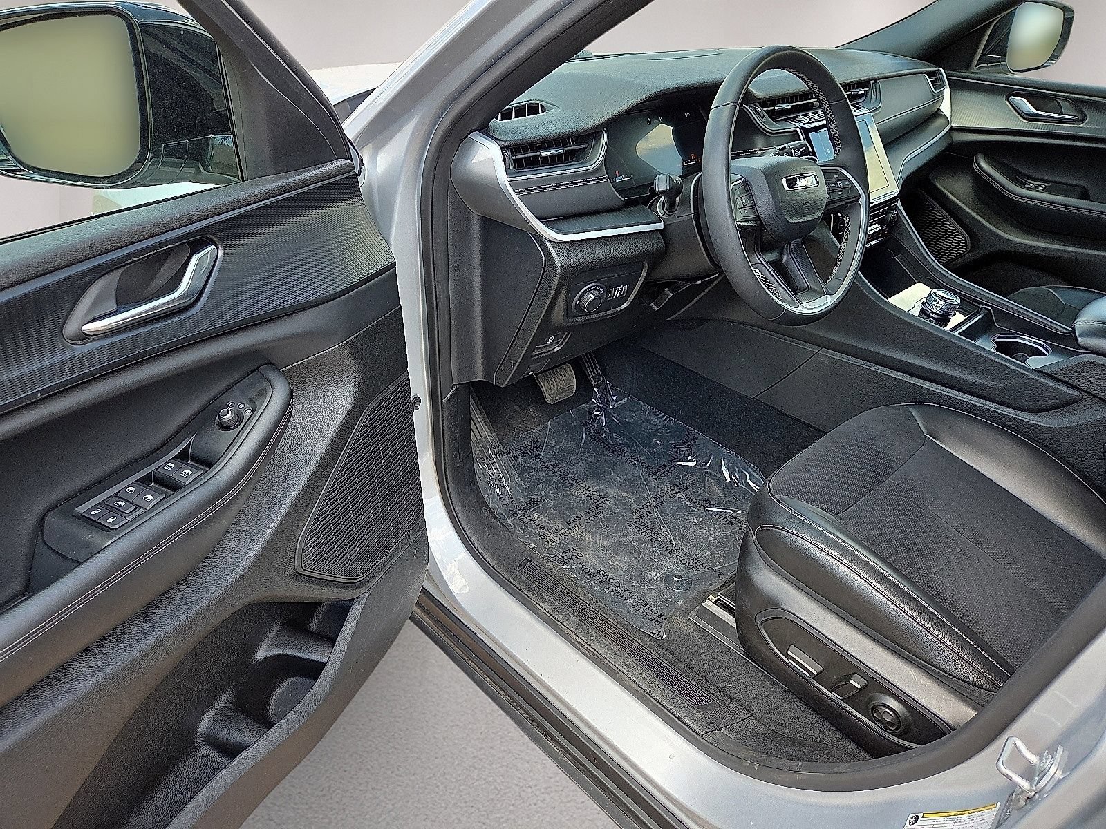 Used 2025 Jeep Grand Cherokee Altitude AWD/4WD image 21