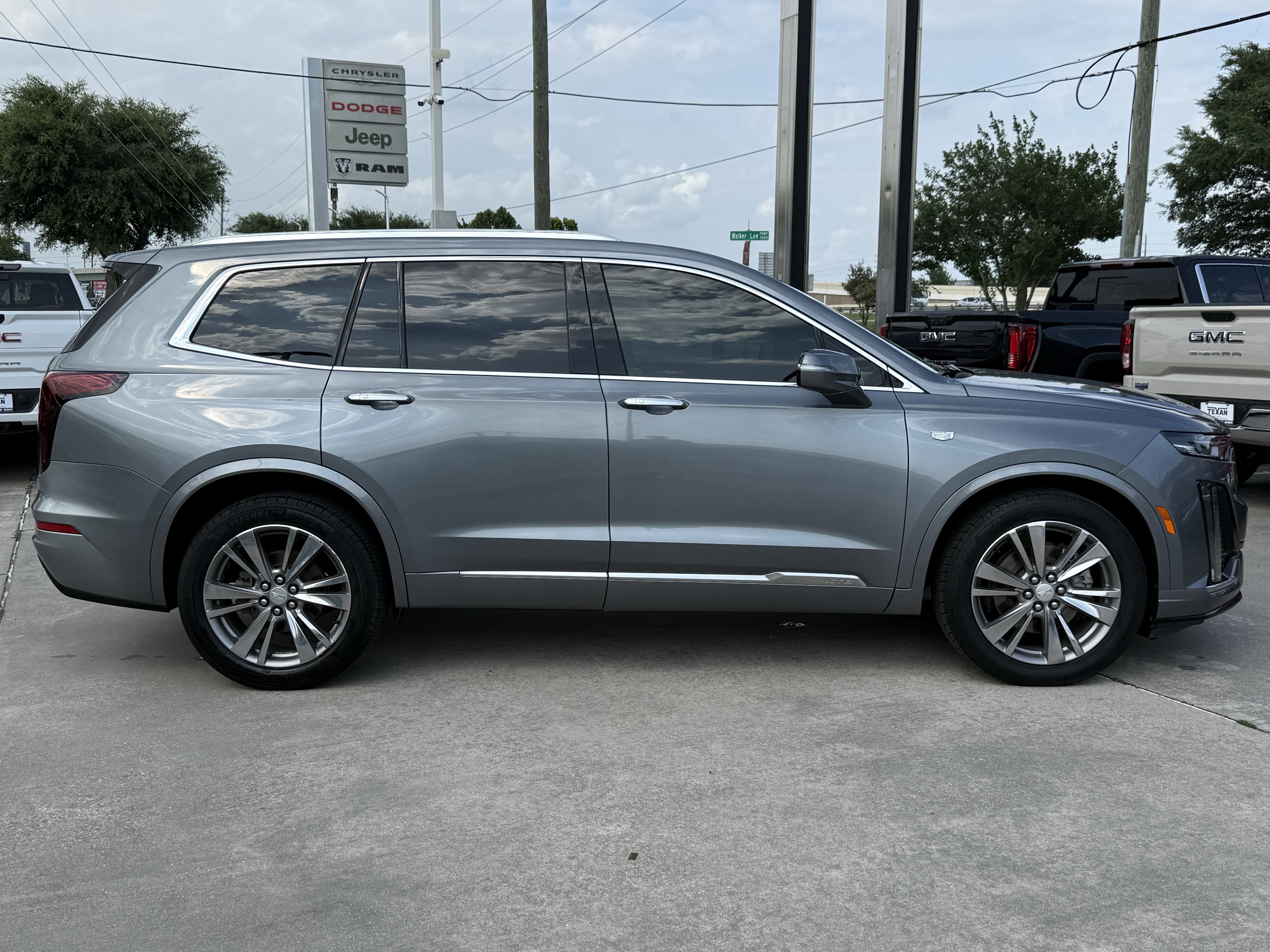 Used 2022 Cadillac XT6 Premium Luxury FWD image 3