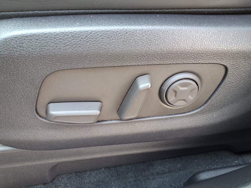 Used 2025 Kia Carnival EX image 23