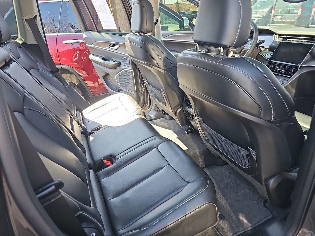 Used 2024 Jeep Grand Cherokee Limited w/ Black Appearance Package image 11