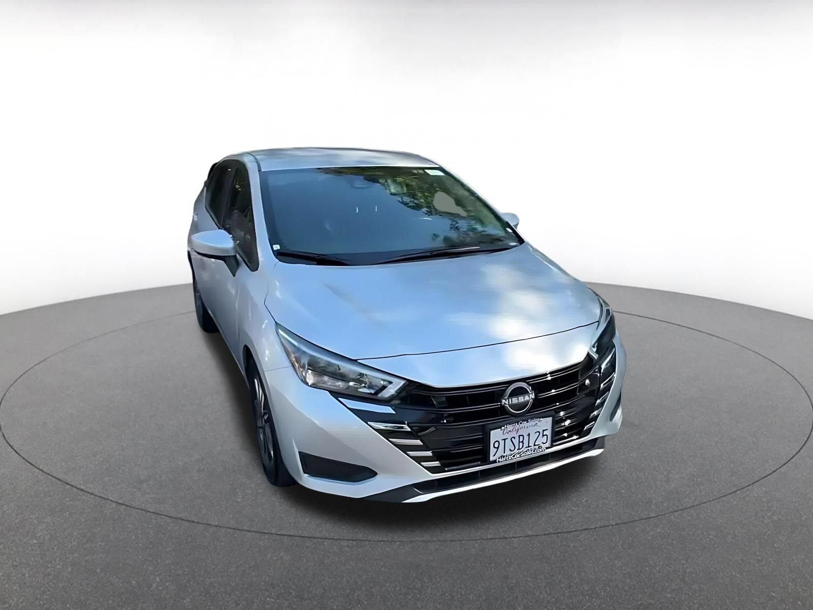 Used 2025 Nissan Versa SV FWD image 3