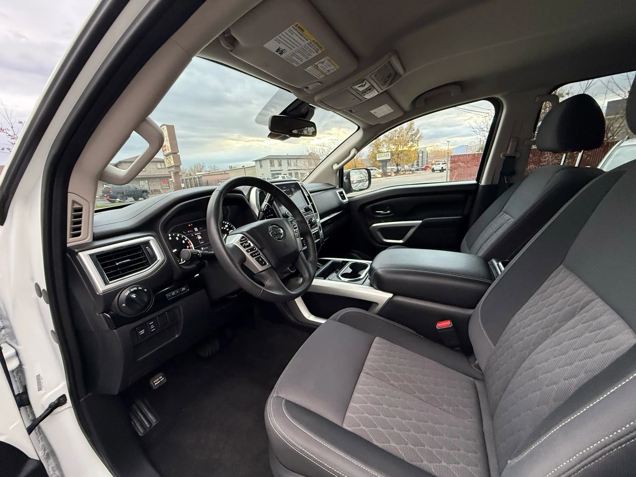 Used 2021 Nissan Titan SV w/ SV Convenience Package image 11