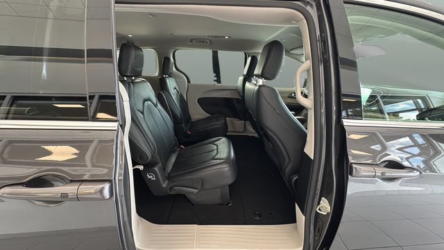 Used 2022 Chrysler Pacifica Touring-L FWD image 23