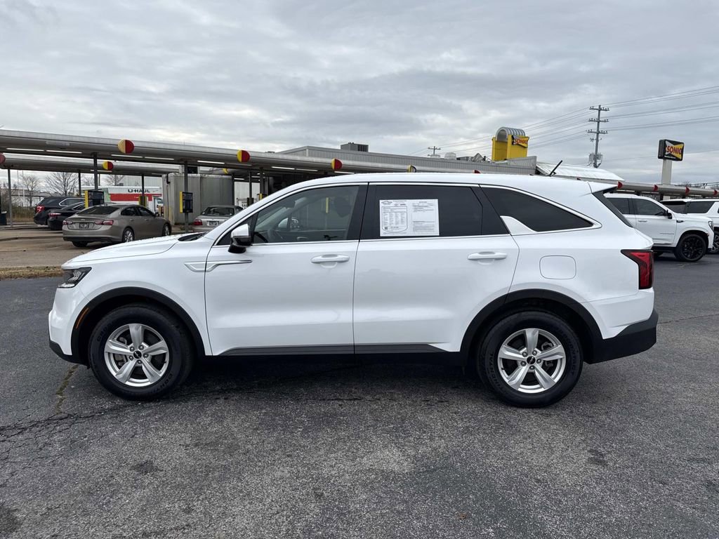 Used 2023 Kia Sorento LX image 4