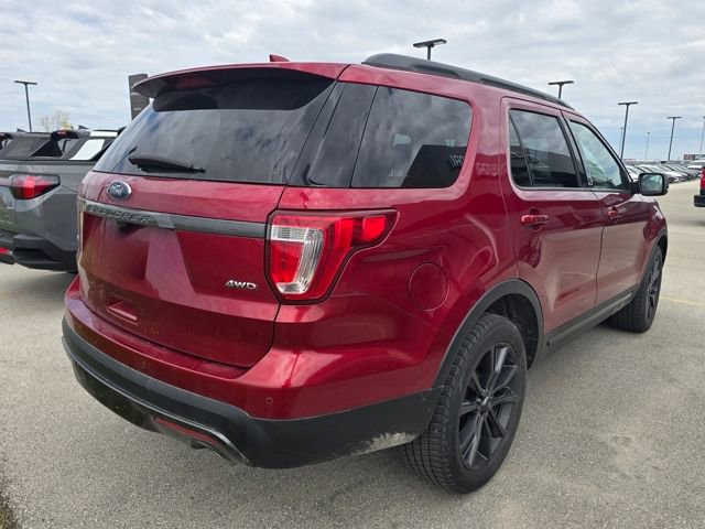 Used 2017 Ford Explorer XLT w/ Equipment Group 202A AWD/4WD image 4