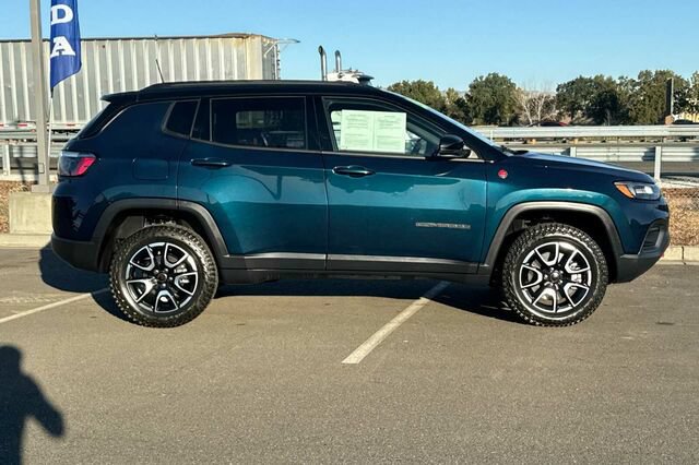Used 2026 Jeep Compass Trailhawk w/ Trailer Tow Group AWD/4WD image 3