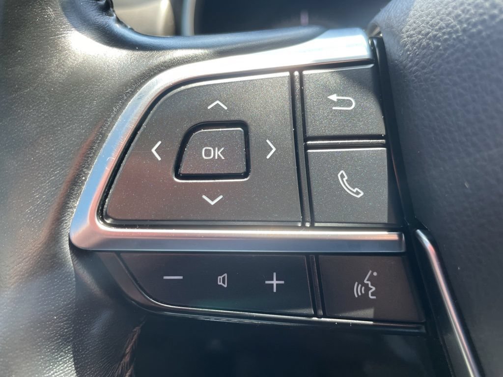 Used 2021 Toyota Highlander XLE AWD/4WD image 16