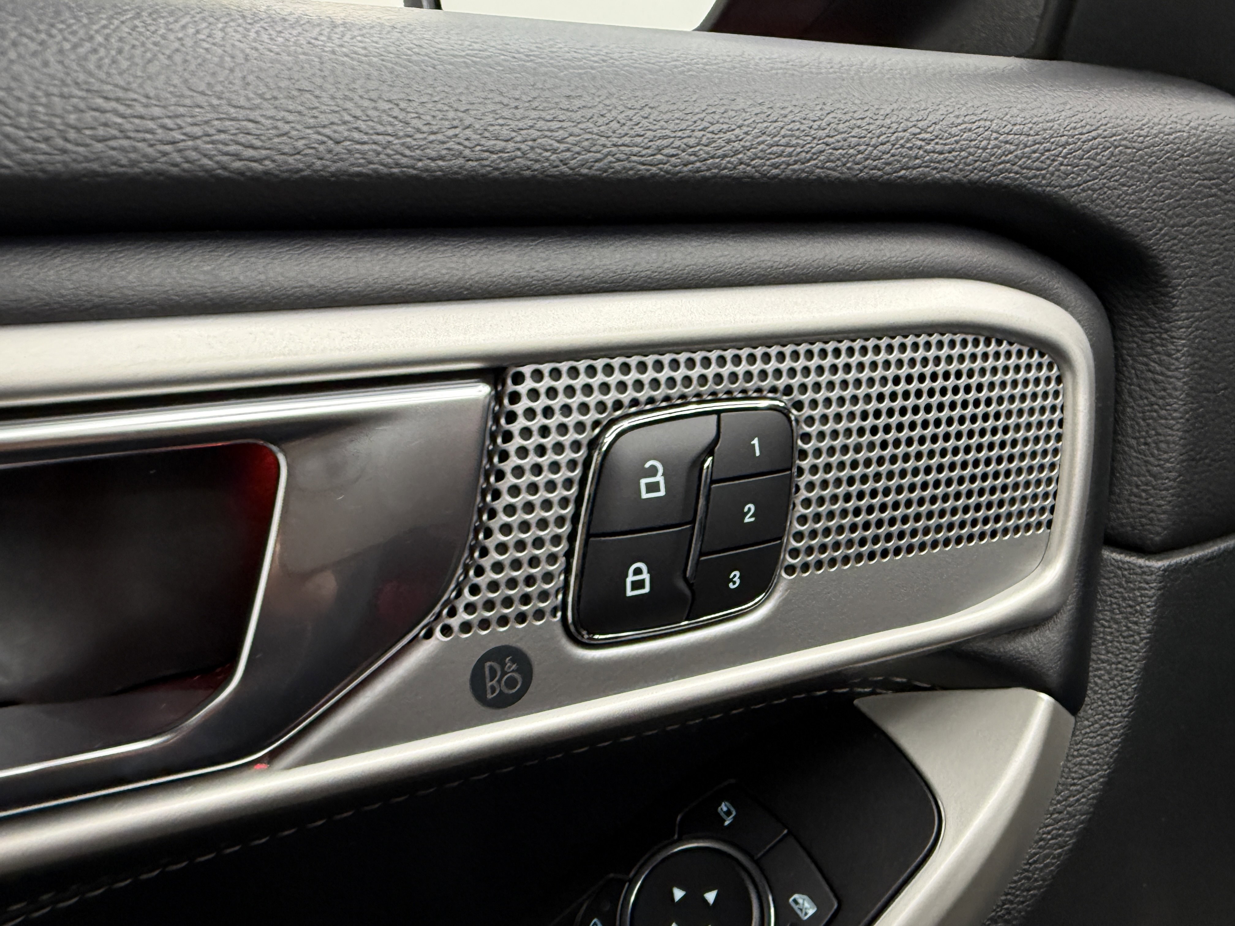 Used 2021 Ford Explorer Limited image 12