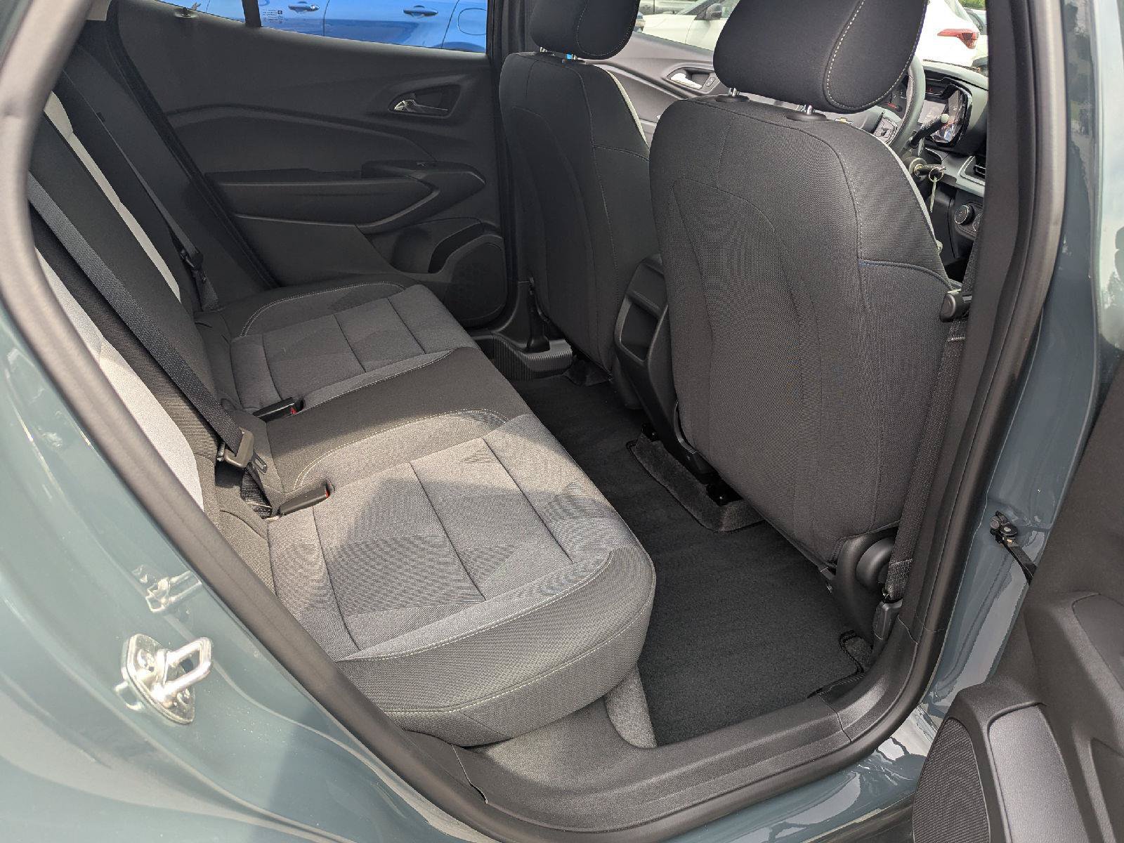 Used 2025 Chevrolet Trax LS w/ LS Convenience Package FWD image 29