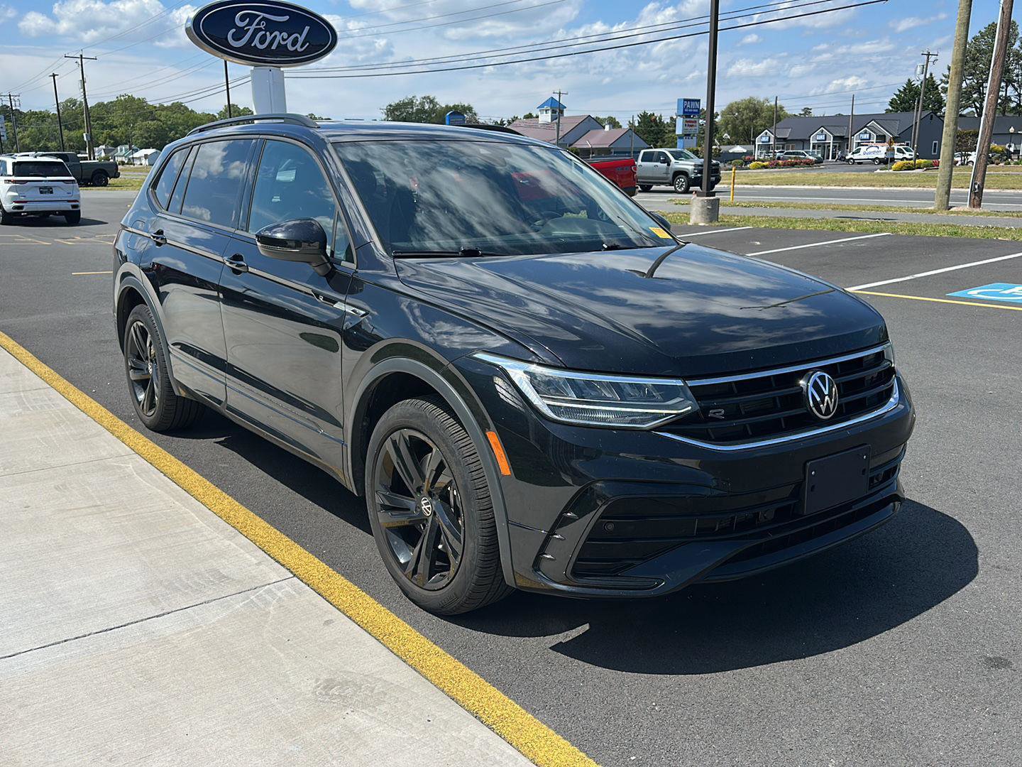 Used 2024 Volkswagen Tiguan SE R-Line AWD/4WD image 3
