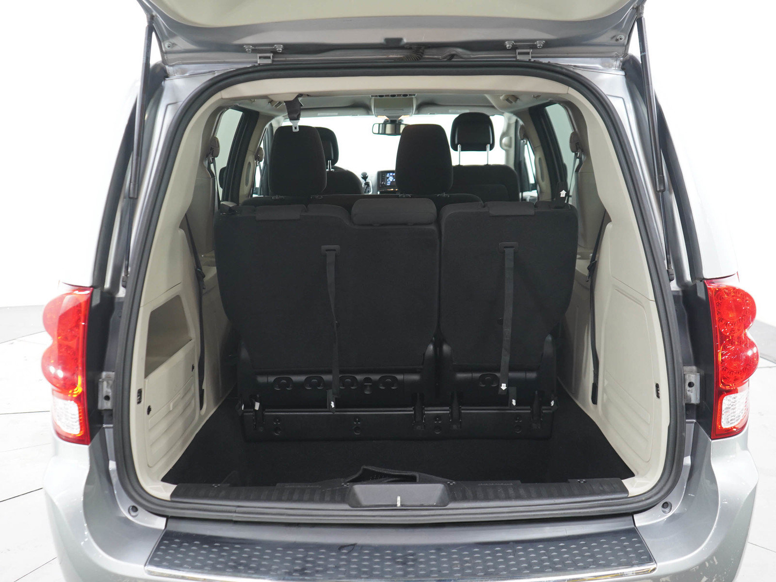 Used 2020 Dodge Grand Caravan SE w/ UConnect Hands-Free Group FWD image 17
