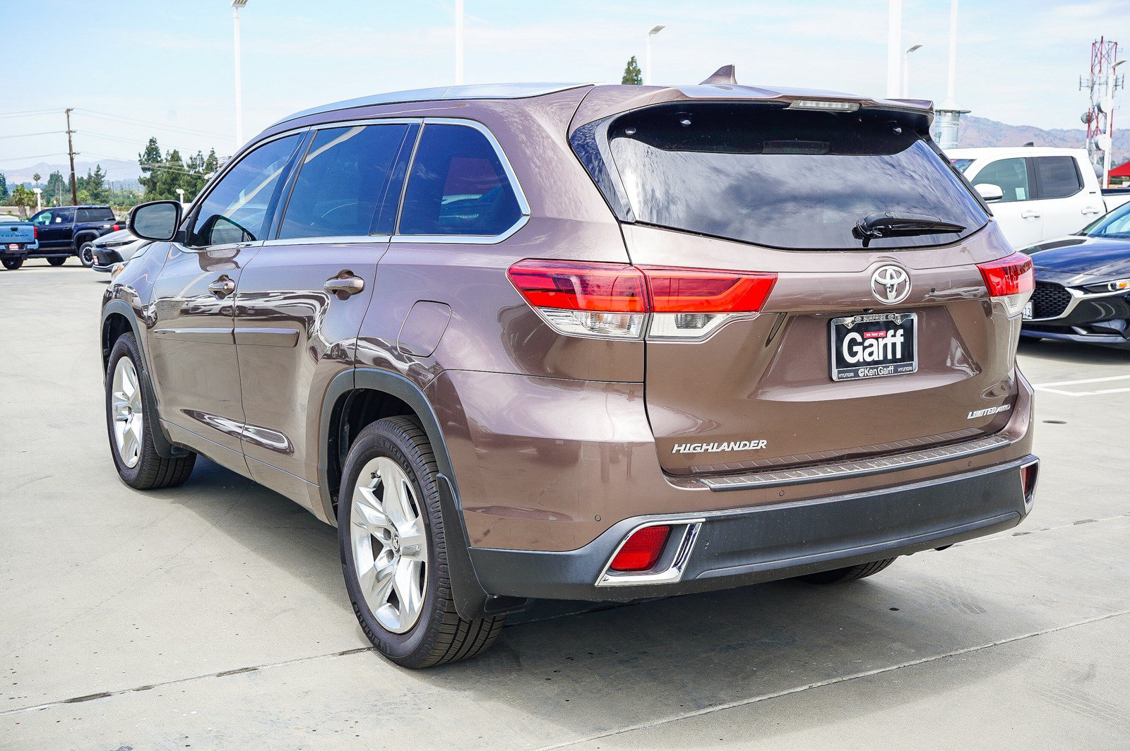 Certified 2017 Toyota Highlander Limited w/ Carpet Mat Package AWD/4WD image 5