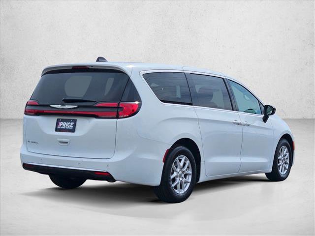 Used 2024 Chrysler Pacifica Touring-L FWD image 5