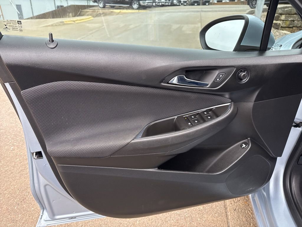 Used 2017 Chevrolet Cruze LT image 9