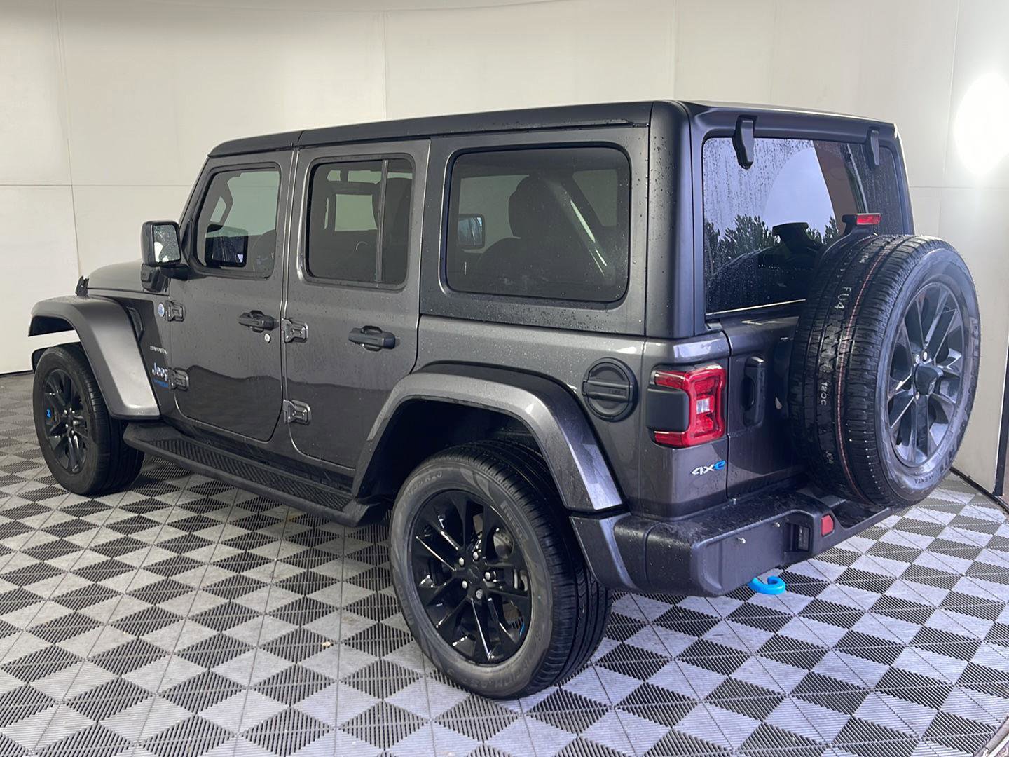 Used 2022 Jeep Wrangler Unlimited Sahara w/ Cold Weather Group AWD/4WD image 10