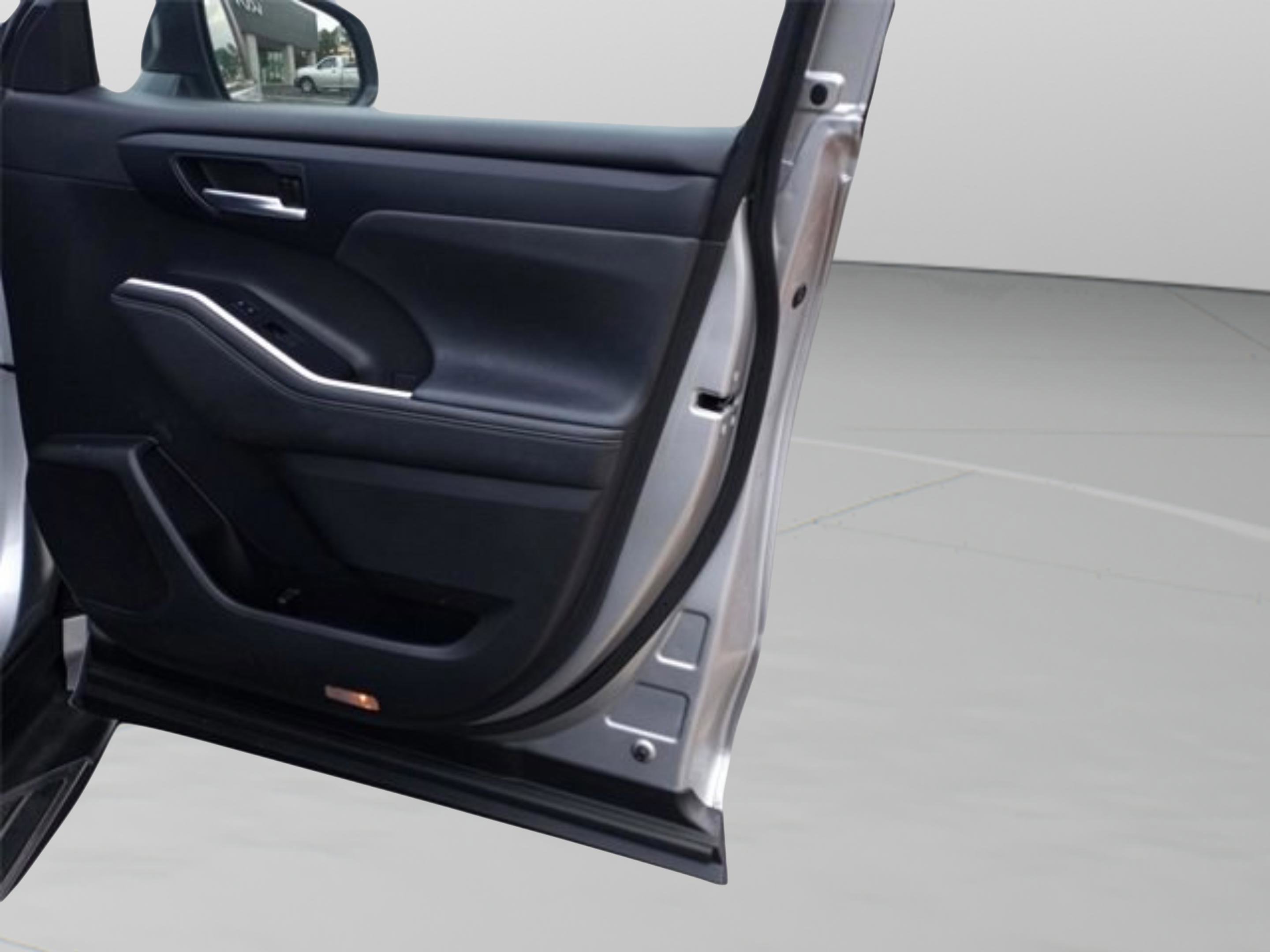 Used 2023 Toyota Highlander XLE AWD/4WD image 39