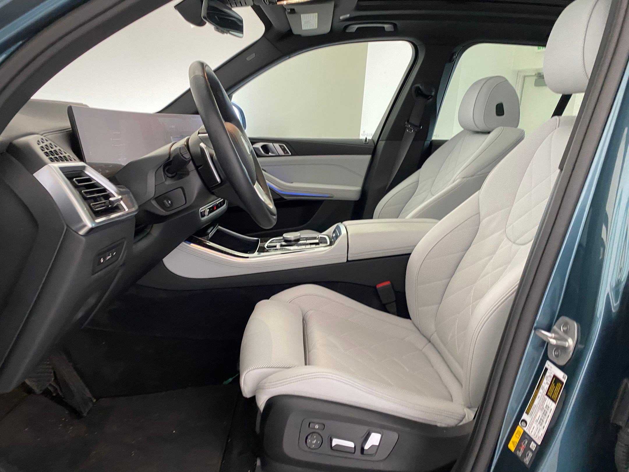 Used 2025 BMW X5 xDrive50e w/ Premium Package image 4