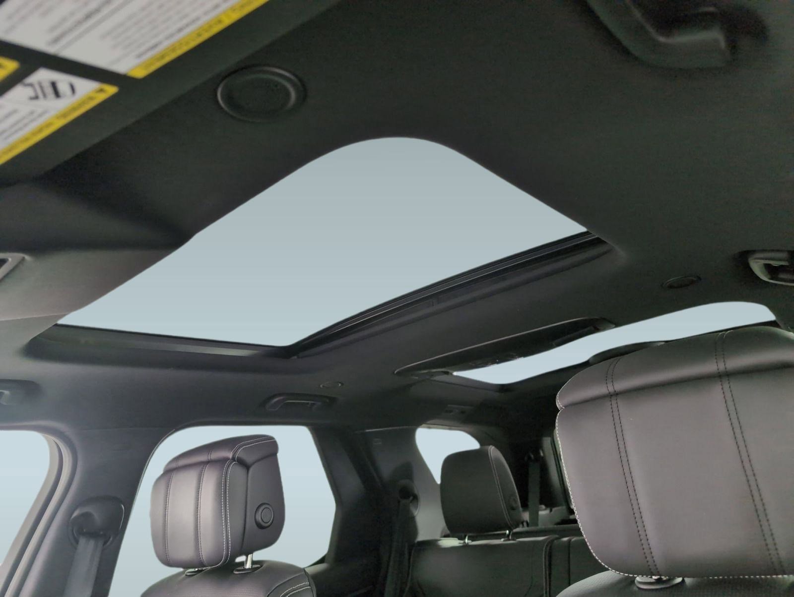 Certified 2025 Land Rover Discovery Metropolitan Edition image 10