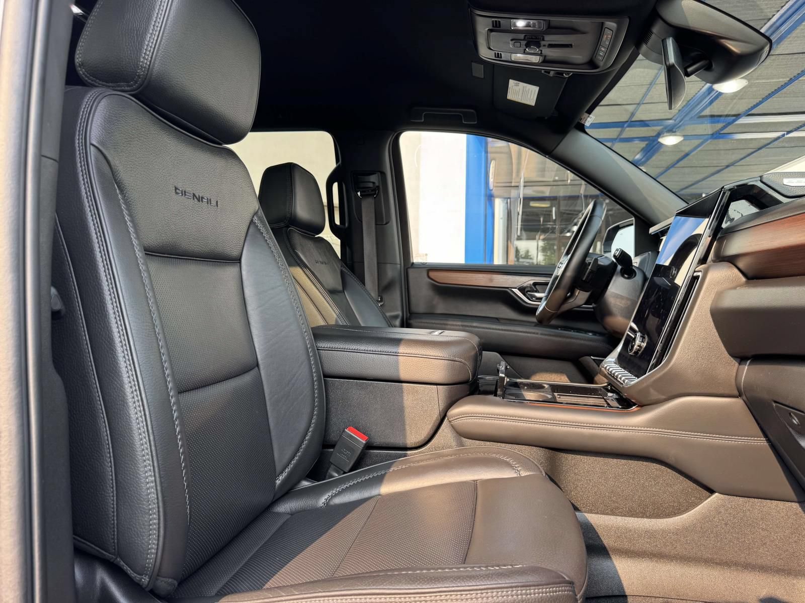 Used 2025 GMC Yukon Denali AWD/4WD image 30