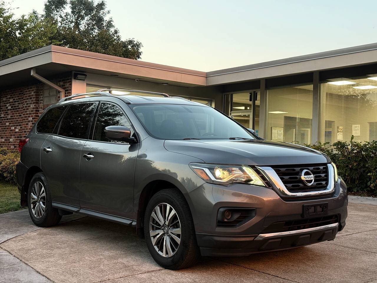Used 2020 Nissan Pathfinder S FWD image 3