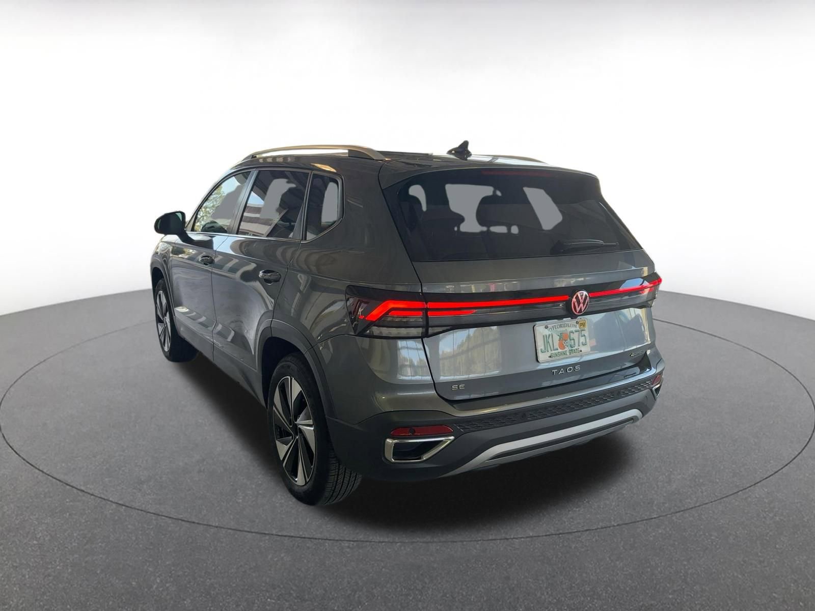 Used 2025 Volkswagen Taos SE image 12