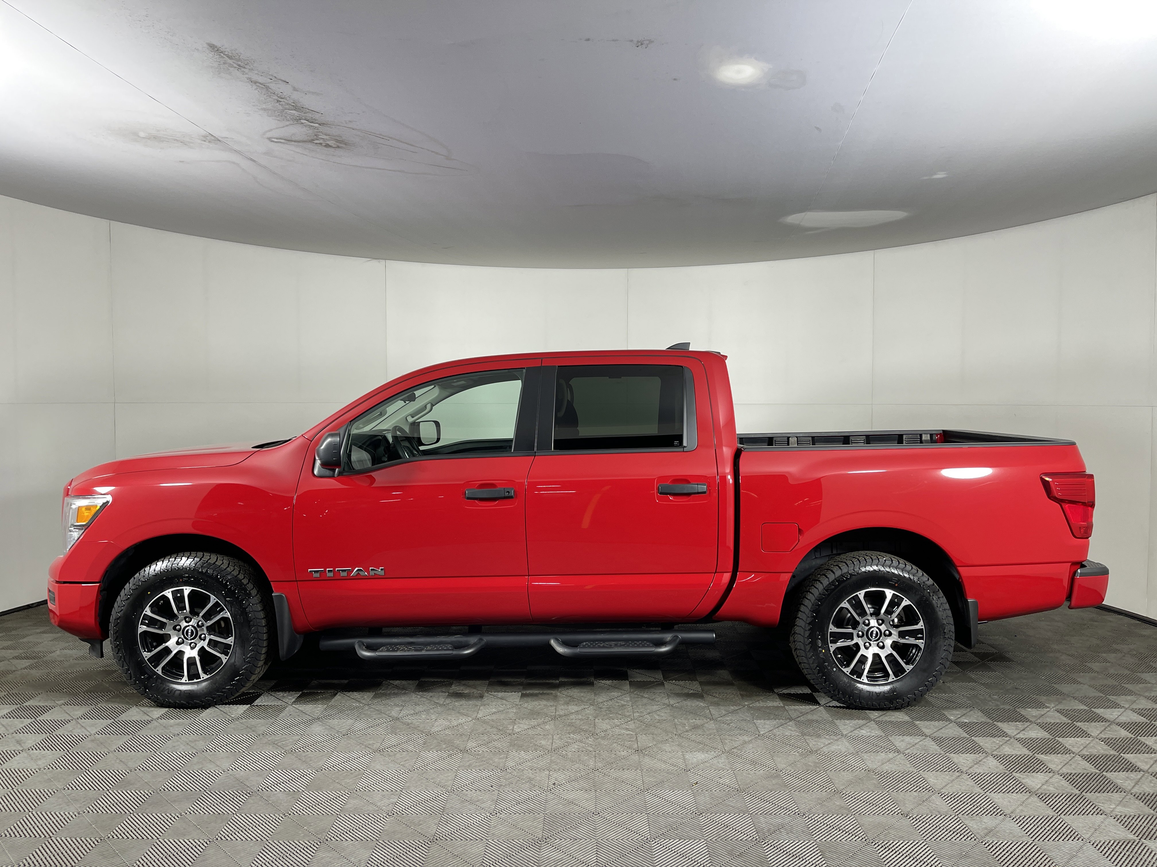 Used 2024 Nissan Titan SV image 3