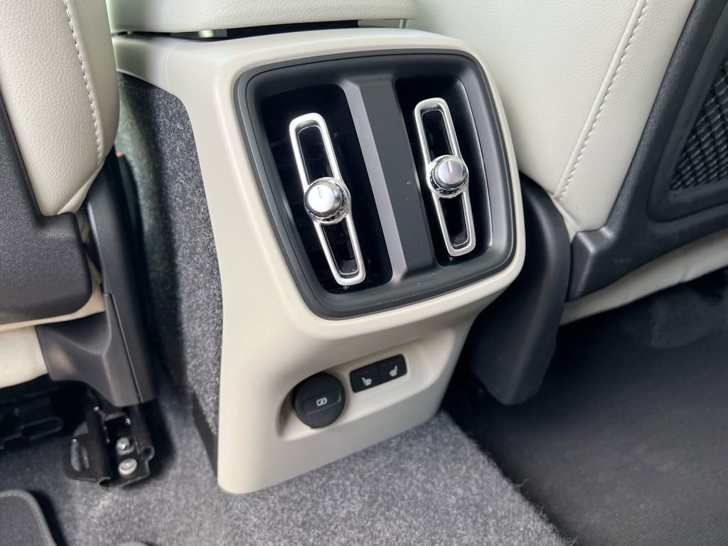 Certified 2025 Volvo XC40 B5 Ultra AWD/4WD image 23