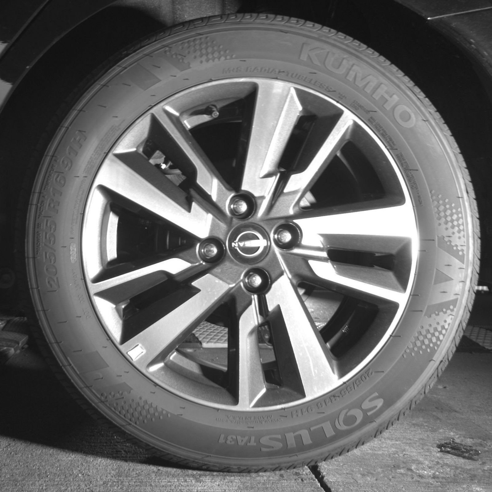 Used 2025 Nissan Versa SV FWD image 14