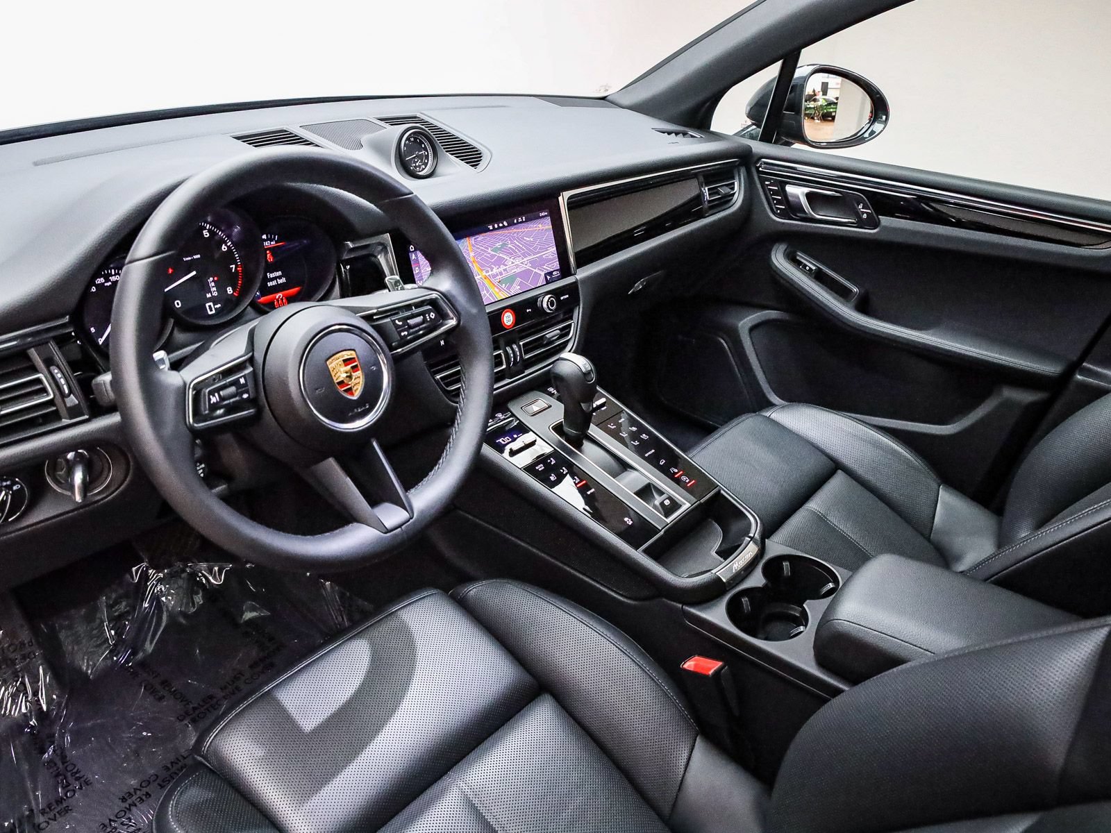 Certified 2025 Porsche Macan AWD/4WD image 4
