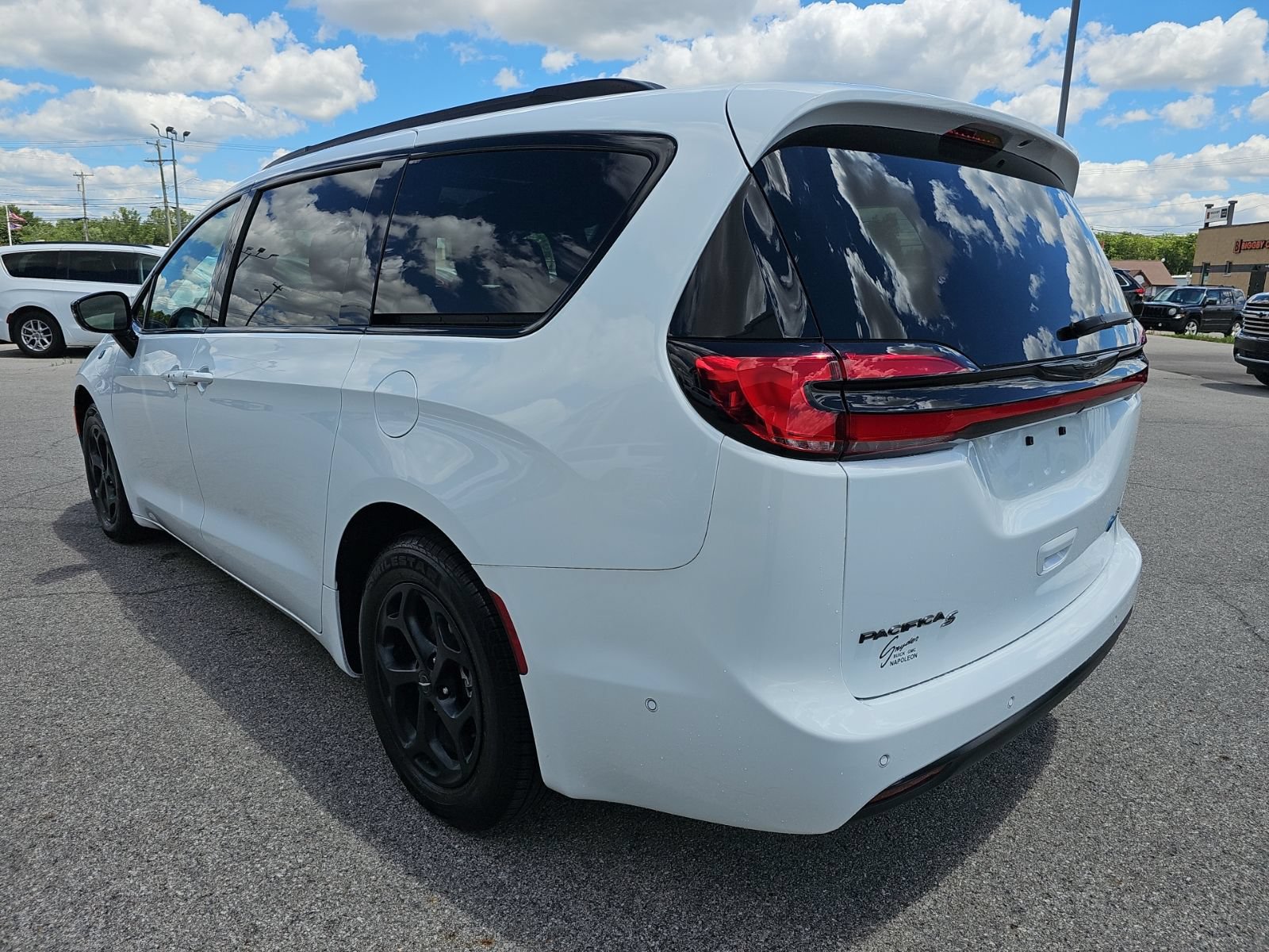 Used 2024 Chrysler Pacifica Premium FWD image 6